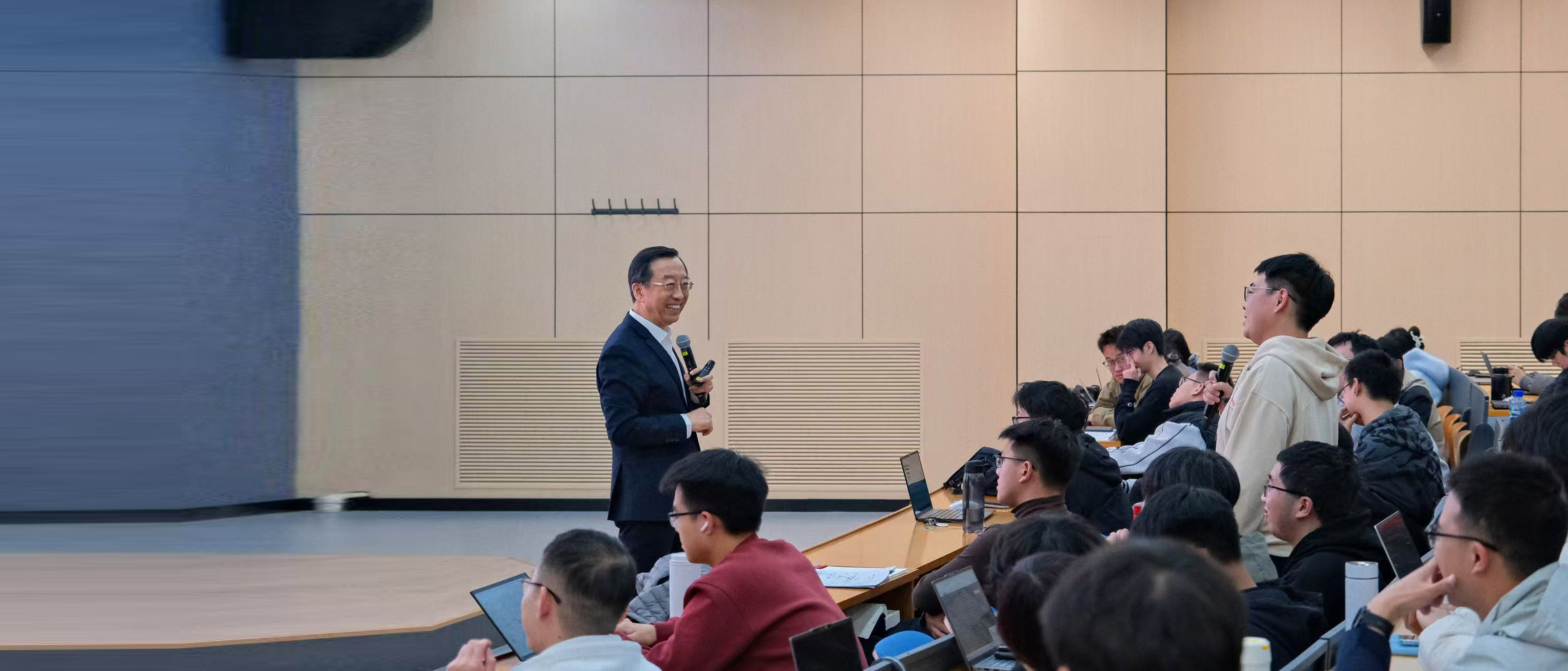 张杰院士为国科老员工上思政“金